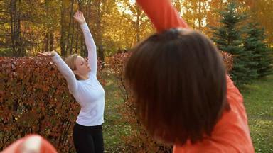 健身女人培训瑜伽锻炼户外类秋天公园女集团练习瑜伽体式城市公园体育运动女人培训瑜伽锻炼公园